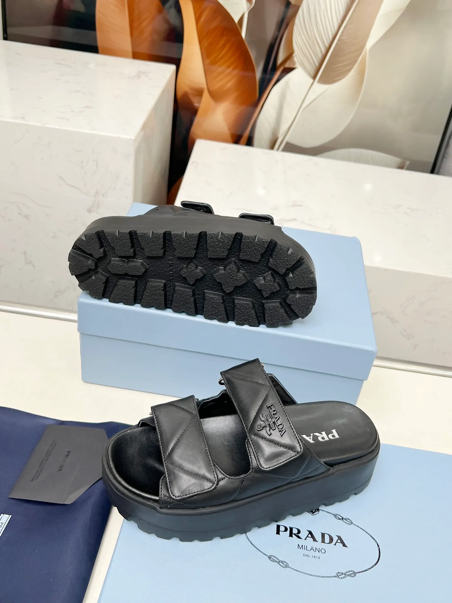 👟👟Ex-factory price 500👟👟 🌸Prada 2025 spring and summer new slippers 💫Velcro sandals The latest catwalk model, classic upgrades, comfort and fashionability coexist. Every color combination looks good, and the design matches different style needs ✅Upper: original customized cowhide ✅Inner lining: original customized sheepskin lining, cowhide feet ✅Outsole: Original molded anti-slip outsole ✅Number of codes: 35-40 (41 customized, non-refundable and non-exchangeable)